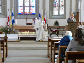 Allerseelen mit Segnung der Gräber auf dem Friedhof in Naumburg (© Karl-Franz Thiede)